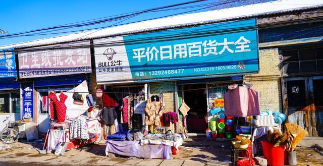 時(shí)光凝固的街角 河北四十載老城，打烊門板與二手百貨里的八十年代